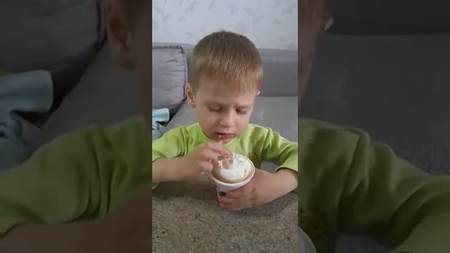 Как надо кушать мороженое, когда болеешь смотреть онлайн