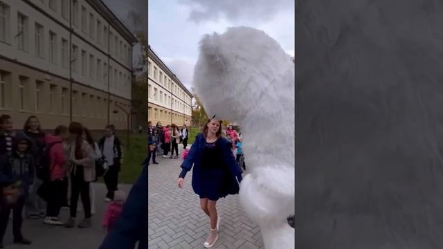 Она ждала его появления и растрогалась когда увидела! Большой Мишка пришел в школу поздравить! смотреть онлайн