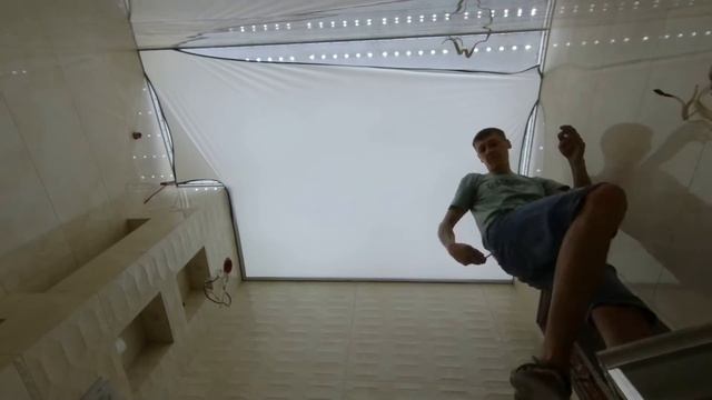 Потолок в ванной! Светящийся натяжной потолок в душевой комнате с контурной подсветкой. смотреть онлайн