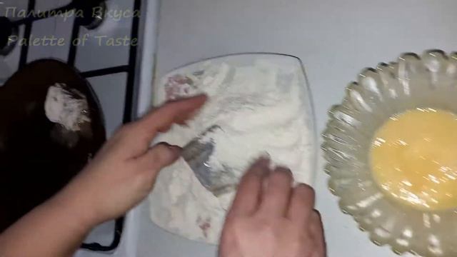 Рыба минтай в панировке жареная на масле Breaded pollock fish fried in oil смотреть онлайн
