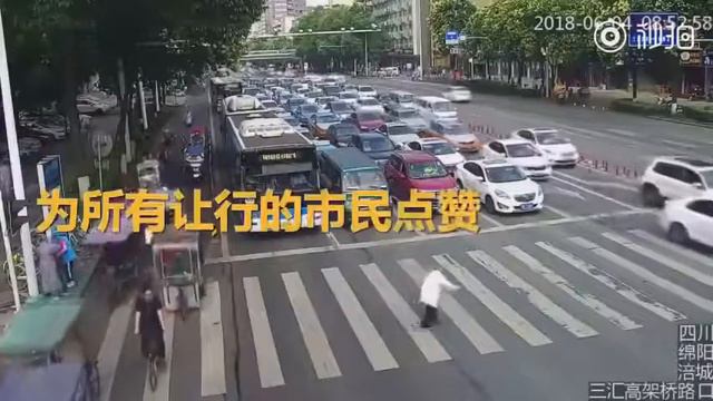 В Китае полиция носит людей на руках смотреть онлайн