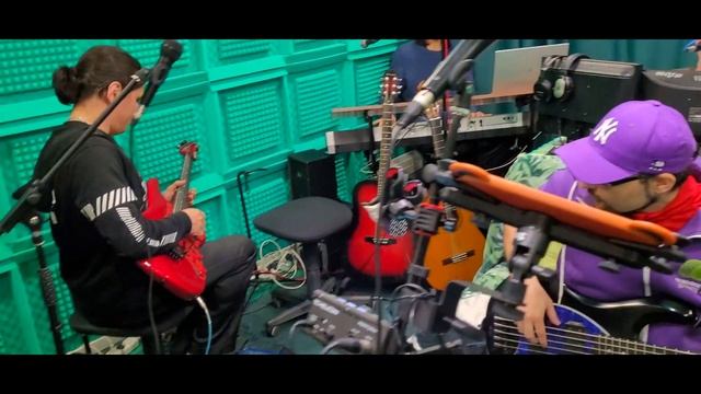 Такое бывает: во время исполнения композиции  на гитаре лопнула струна...