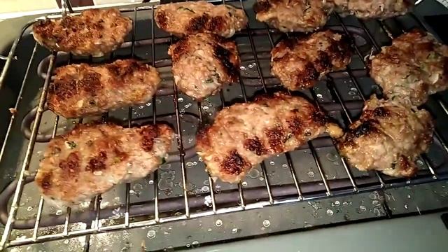 ELEKTRİKLİ IZGARADA HARİKA ŞEKİLDE KOKUSUZ VE DUMANSIZ EVDE KÖFTE PİŞİRDİM смотреть онлайн