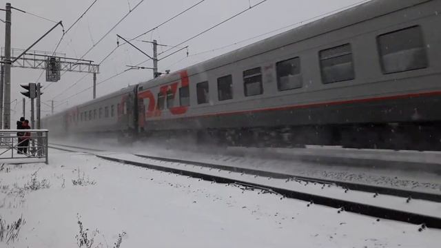 [РЖД] "Снежная метель. Красота зимы." Электровоз ЭП2К с пассажирским поездом на Москву. смотреть онлайн