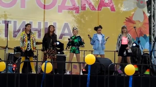 День села. Песня "Танцуют девочки" смотреть онлайн