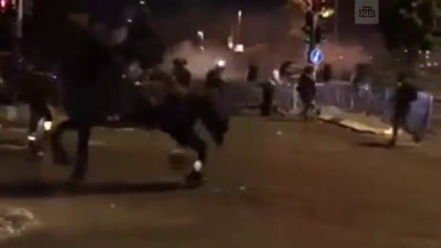 Десятки мусульман пострадали в стычках с полицией в Иерусалиме смотреть онлайн