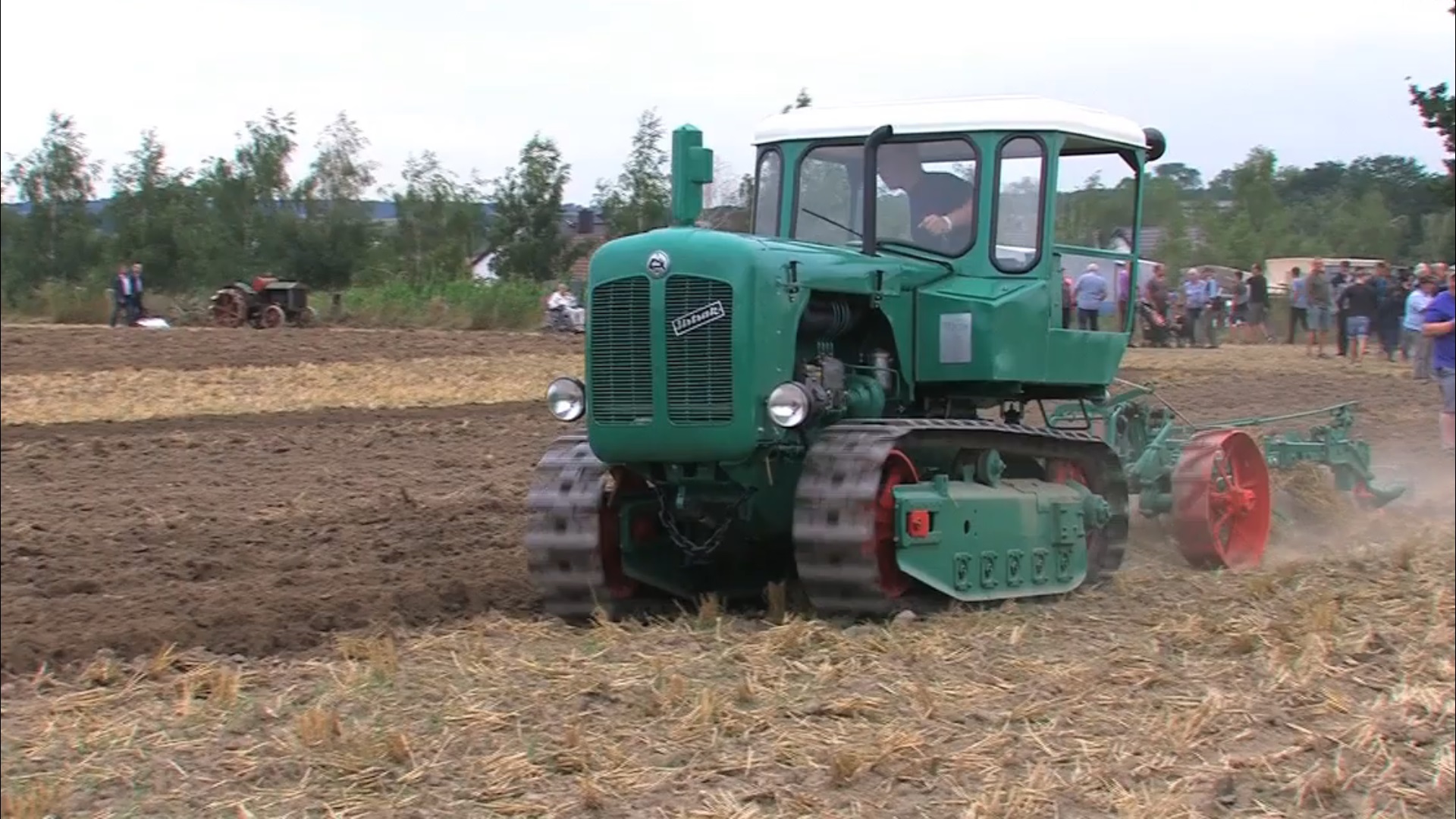 Старые трактора 1930-1960 годов, пашут поле. Надежная техника работает почти 100 лет. смотреть онлайн