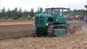 Старые трактора 1930-1960 годов, пашут поле. Надежная техника работает почти 100 лет.