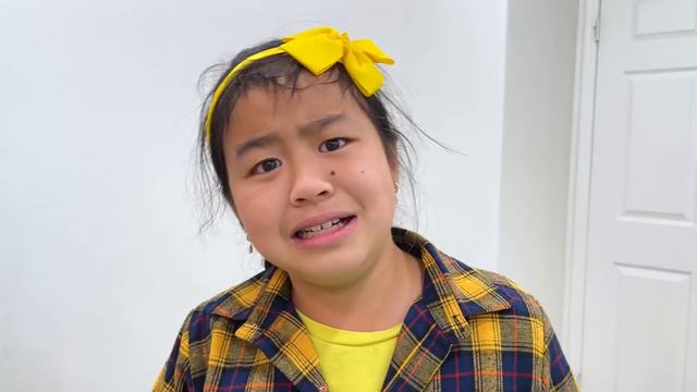 Ellie & Jannie Wants to Be Taller and Higher | Kids Outdoor Jumper and Playground Toys смотреть онлайн