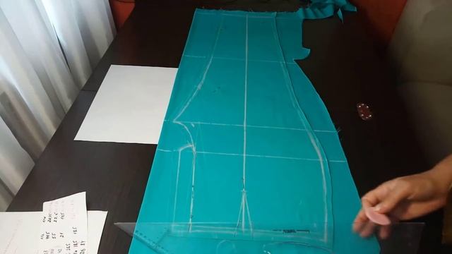 Выкройка женских укороченных брюк. Кроим брюки на ткани смотреть онлайн