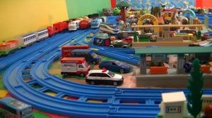 16 различни Chuggington Chuggers и влакове в движение (03259 BG)