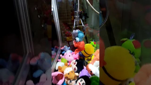 Интересное занятие откапывать игрушки. смотреть онлайн