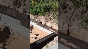 Стройка из шпал,одними руками при помощи крана.