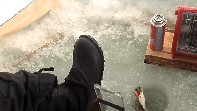 Зимняя Рыбалка(Ice Fishing) Сразу две камбалы. смотреть онлайн