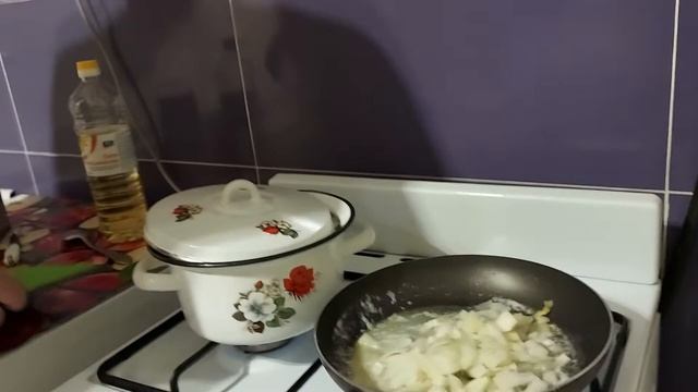 Беженцы с Мариуполя готовят суп продолжение