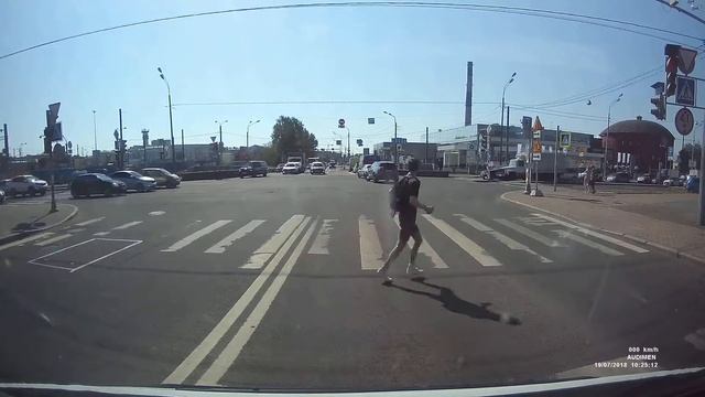 Range Rover Evogue - красный.. не, ярко-красный цвет светофора не для него! смотреть онлайн