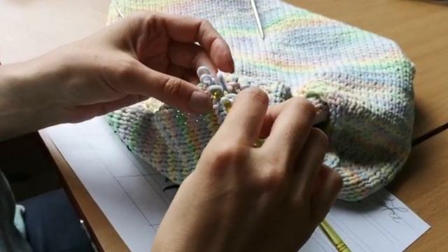 Как соединить лямки на топе спицами крючком смотреть онлайн