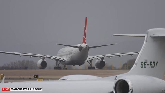 ? WINDY Arrivals! A380 Arrival at 1:09:11 - Manchester Airport смотреть онлайн