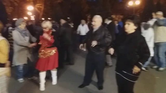 Харьков, танцы в парке, "Люби и летай!" смотреть онлайн