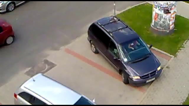 Девушка выезжает с парковки смотреть онлайн