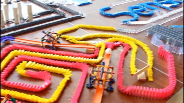 САМЫЕ БЕЗБАШЕННЫЕ ПАДЕНИЯ ДОМИНО! 100.000 ДОМИНО!!! смотреть онлайн