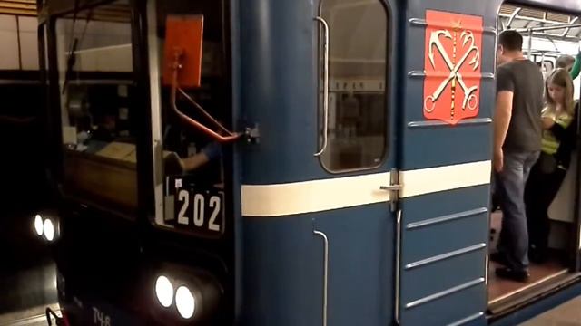 Электропоезд 202 прибывает на ст.метро Чёрная речка смотреть онлайн