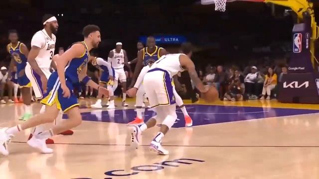 D'Angelo Russell Puts Klay Thompson in a Blender смотреть онлайн