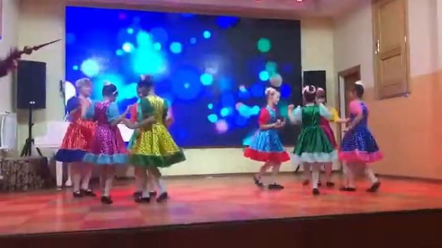 Веселый танец. смотреть онлайн