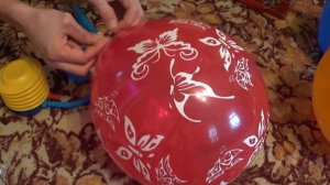 Накачиваю воздушные шары насосом от фитбола.