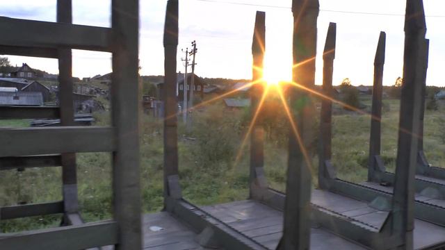 Вид из окна поезда. Закат в деревне смотреть онлайн