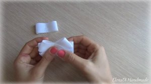 Галстук-жабо из белого кружева и репсовой ленты с ювелирной серединкой