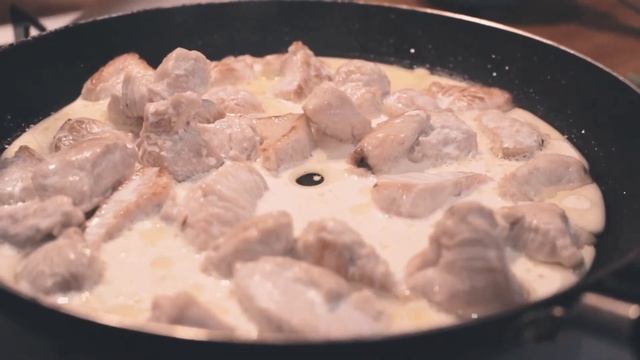 Нежная грудка индейки в сливочном соусе с сыром пармезан. Готовлю из того что у каждого есть дома. смотреть онлайн