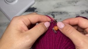 Женская вязаная шапка спицами. Подробный мастер класс.