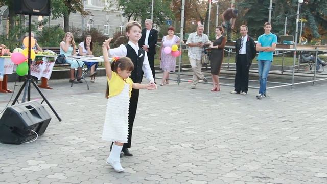 Вальс исполняют Богдан Заболотный и Люба Крюковцова смотреть онлайн