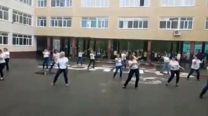 флешмоб родители  на последний звонок 2017