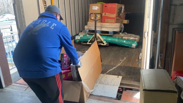 UNLOADING an ENTIRE Target Truckload of Liquidations into our new warehouse 28 PALLETS TOTAL - FUN! смотреть онлайн