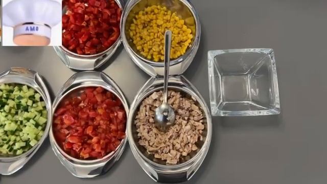 Салат с копчёной курицей и овощами . смотреть онлайн