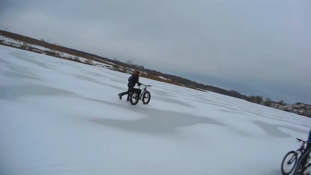 Поездка по водохранилищу на велосипедах и коньках. г.Новомосковск. смотреть онлайн