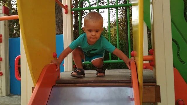 Вова на полицейской машине приехал на детскую площадку смотреть онлайн