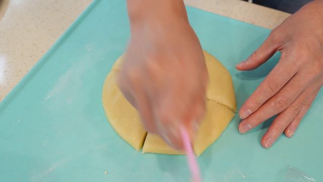 The recipe for crispy and crumbly puff pastry can be made with a pan. смотреть онлайн
