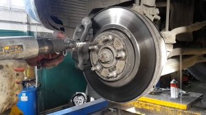 Как отвернуть винты крепления тормозного диска и ничего не сломать?