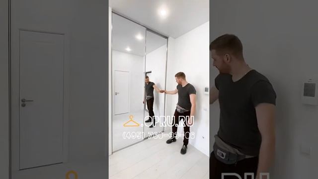 Раздвижные двери с узкими рамками и с зеркалом. Двери-купе для гардеробной и для встроенного шкафа. смотреть онлайн