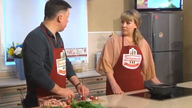 Весеннюю окрошку приготовил в студии “ГастрономЪ” главный спасатель #МЧСЕАО смотреть онлайн