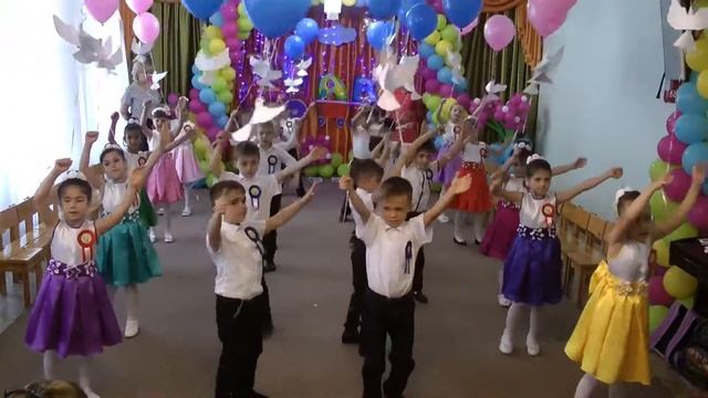 Кружится пусть вальс- вход на ввыпускной утренник смотреть онлайн