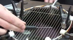 Натяжка бадминтонной ракетки.