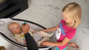 СОФИЯ КОРМИТ МАЛЕНЬКУЮ СЕСТРУ ПЕРВЫЙ РАЗ. КУШАЕТ ДЕТСКОЕ ПЮРЕ. ВСЯ ГРЯЗНАЯ. НИКА ЛАЙФ