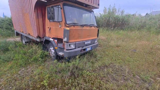 Mercedes MB 100 D und uralter Iveco Auto's Lastwagen Boote Container Lostplace смотреть онлайн