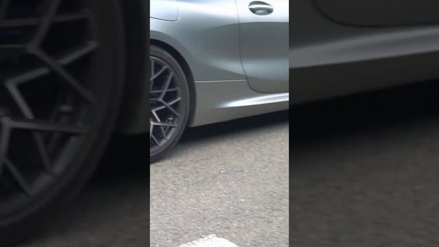 Выхлоп Porsche 911 turbo vs BMW M8 Competition смотреть онлайн