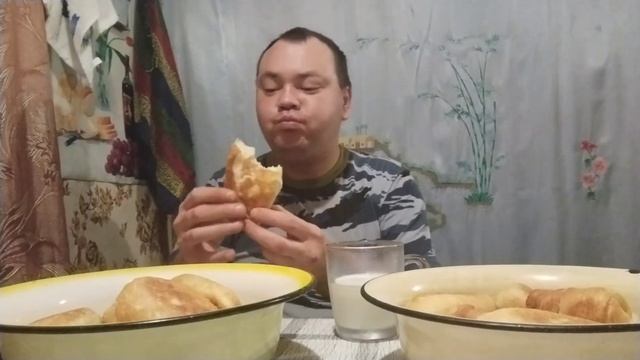 Мукбанг:Пирожки с картошкой,с яйцами и зеленью. смотреть онлайн