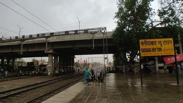 WAP-7 High Speed HUMSAFAR Express Thrashes Faridabad Amidst Windy Overcast Weather at 130 KMPH смотреть онлайн